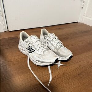 New Balance White and Black Running Shoes - Fresh Foam